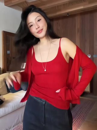 羊毛混纺两件套绝了!修身吊带+开衩长袖针织开衫,弹性巨好还显瘦,谁穿谁漂亮~#针织两件套 #显瘦穿搭 #秋日氛围感穿搭 #秋冬穿搭 #穿搭