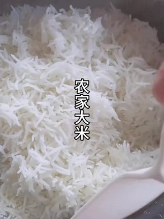 大米 一碗好米饭,从选米开始。农家大米,粒粒饱满,香糯可口🍚🌾 #农家大米 #好饭从米开始