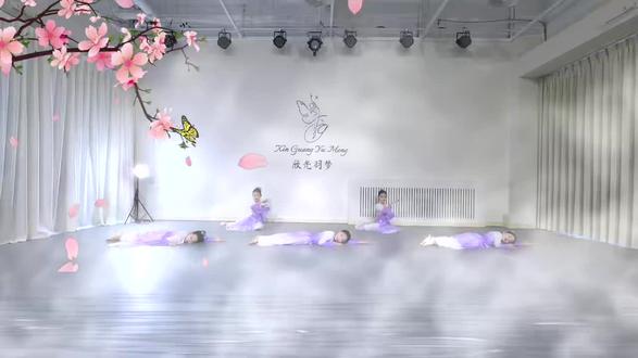 欣光羽梦深耕青少年国风舞蹈教育,重磅推出精品作品《鸳鸯戏》,以专业教学赋能成长,让少年儿童在古韵雅韵中体悟国风之美。
作品以《鸳鸯戏》悠扬旋律为基底,融合古典舞身韵精髓与青少年肢体发展特点,构建科学系统的教学体系。舞蹈编排摒弃冗余设计,将鸳鸯戏水的灵动、荷塘清韵的柔美转化为精准可控的动作模块,从基础手眼身法步训练,到韵律节奏感培养,层层递进夯实专业功底。教学中融入传统美学通识,让学员在起舞间理解“和”之寓意,感知传统文化的精神内核。
定制舞服采用亲肤透气面料,辅以简约雅致的鸳鸯纹样与国风配色,既保障舞蹈动作舒展,又传递东方美学质感。专业教师团队凭借多年教学经验,精准把控教学节奏,兼顾专业性与适配性,让每位学员在沉浸式学习中提升肢体协调性、塑造挺拔体态,更收获文化自信与艺术素养。
欣光羽梦以专业为翼,让国风之美扎根少年心底,诚邀热爱传统文化的青少年,共赴这场跨越千年的艺术之约。#每日练舞记录 #舞蹈 #日常习舞记录 #我的舞蹈记录 #日常练舞记录