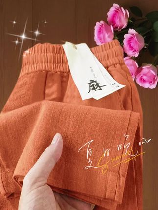 被追问很多次的阔腿神裤,终于被我找到了!,2025新款纯棉阔腿裤,面料轻透如云朵,透气不闷热,夏天穿清爽又自在。高腰宽松版型超绝,瞬问藏起腰腹赘肉,完美修饰腿型,无论你是梨形、苹果型身材,都能轻松驾驱。松紧腰设计,穿脱方便还不勒腰。随便搭配简约T恤或气质衬衫,体闲与优雅无缝,切换,夏日氛围感狠狠拿捏住!,#夏季穿搭#休闲裤#棉麻女装#时尚穿搭#超便宜超划算