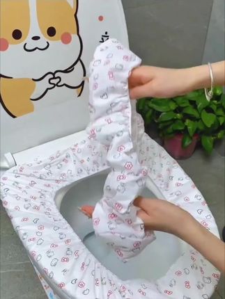 国庆假期出门玩 马桶坐便垫是必备的健康好伙伴 它采用柔软无纺布材质 既舒适又卫生方便 卡通双层设计 防水效果更好 让你使用更安心 更小巧便携!#卫生间好物 #一次性马桶垫 #快分享给你的好友 #是时候安排一下了 #超便宜超划算 @DOU+上热门
