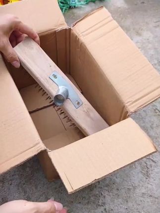 这个不锈钢丝的地板刷真是太好用了,地面青苔和油渍都可以用它清理,用它还能除锈#一物多用#实用小技巧 #生活好帮手