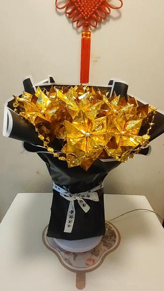 需要的主要材料有金条十根,镭射元宝78个,珍珠若干,包花纸四张,丝带1米半左右等#手工折纸 #叠元宝 #清明节