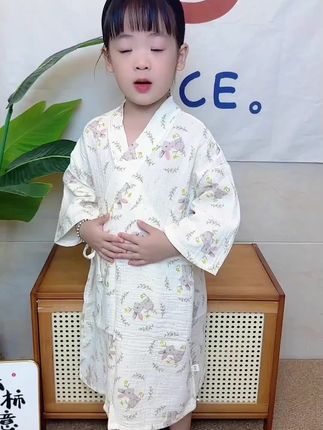给我女儿买的这个#儿童浴袍 太方便了,即是浴袍又是家居服,吸水还不掉毛,面料舒适又透气,卡通造型很可爱,孩子们超喜的#卡通浴袍 #家居服 #儿童家居服