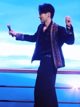 张智霖《伤心的人别听慢歌》这悬空下腰是怎么做到的?#张智霖 #伤心的人别听慢歌 #舞台表现力