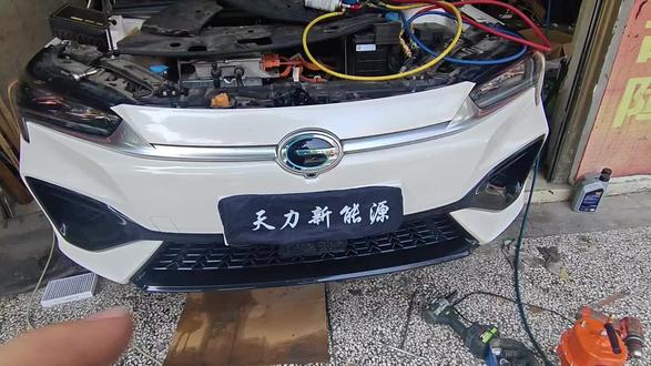 广汽埃安 S 魅580 更换冷凝器,搞定#广汽埃安splus #广汽埃安冷凝器更换