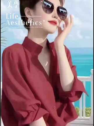 一眼就爱上了这件法式风情的红色五分袖衬衫! 这件法式衬衫真的太美了!独特的设计别致的款式,穿上它你就是街头最靓的妞。正肩的版型上身效果超赞,五分袖的设计,恰到好处的修饰手臂线条。红色热情似火,满满减龄活力。精致的剪裁贴合身形,上身秒变时髦精,无论是配牛仔裤的休闲,还是搭配短裙的俏皮,都能轻松炸街,如果你想要一件与众不同,能让你轻松凹造型的衣服,那就赶紧入手吧!#优雅气质 #时尚穿搭 #洋气减龄 #高级感穿搭 #气质女神