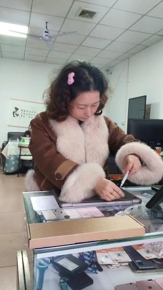 80后女技术员换笔记本电脑电池🔋#笔记本维修 #女技术员 #宁乡奥通 #维修电脑# 宏旺数码