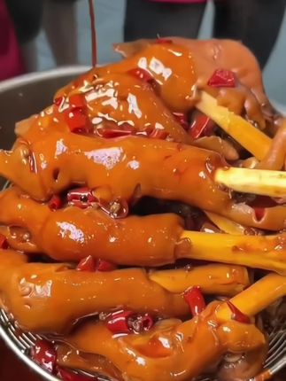 新鲜的带筋羊蹄,肉厚筋多。家有老人孩子的多吃,用来焖 炖都不错,暖心暖胃!#羊蹄 #想吃的来吧 #大人小孩都爱吃 #好吃不贵经济实惠