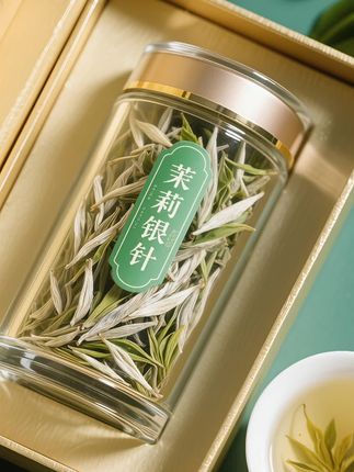 茉莉银针,是花茶中优雅的存在。 白毫银针芽头肥硕挺直,白毫密布,宛如被霜雪轻覆,素雅洁净。洁白的茉莉花散落其中,恰似繁星点缀。 开水冲入,银针舒展,似绿绸悠悠舞动;茉莉绽放,如仙子盈盈浅笑。顷刻间,甜润的茉莉花香与淡雅的毫香相互交融,馥郁芬芳在空气中弥漫开来,仿佛将人引入了清幽的茉莉花园。 轻抿一口,茶汤黄绿清透,口感柔和。毫香的淡雅衬出茉莉花香的浓郁,层次丰富,令人回味。每一口都像是在春日花林间漫步,惬意悠然,仿佛能触摸到生活中的美好瞬间。#茉莉白毫银针#茉莉茶韵#喜欢喝茶关注我