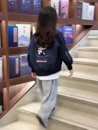 金价暴跌背后的真相 在四次重大打击下,黄金价格瞬间狂跌200美元。#掘金计划2025#金融 #思维 #理财 #赚钱