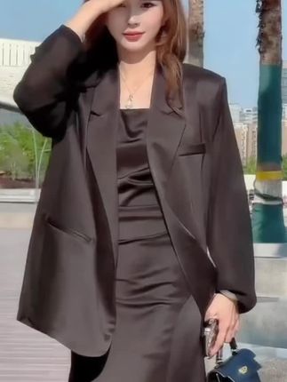 网纱透气夏季西装外套女高档感气质小西服后背开叉垂感上衣薄 #dou上热门夏天穿西装总怕闷成“蒸笼”?这件网纱西装直接把“透气”焊在身上——, 网纱肌理自带呼吸感,30度天穿也像背了小风扇,空调房搭吊带不冷,大太阳配T恤不闷;, 垂感绝了!溜肩穿也能撑出直角肩,后背开叉藏着小心机,走路时若隐若现露点线条,比普通西装多三分灵动感,不会像穿“老干部外套”;, 小西服版型刚好掐在腰线,搭牛仔裤是慵懒韩系,配长裙秒变法式姐姐,几百块穿出上千块的质感,上班约会一套搞定;, 夏天想精致又怕热?这件锁死,穿一次被问三次链接!#高级感穿搭 #气质轻熟风 #女装 #时尚套装