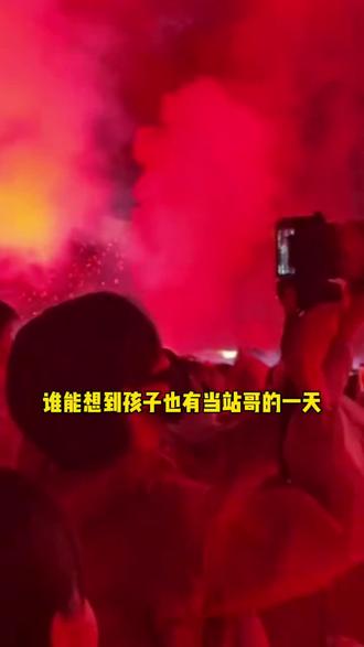 左奇函是跟登丝学的还是楼丝呢#左奇函 #汪苏泷 #搞笑 #时代峰峻 #追星
