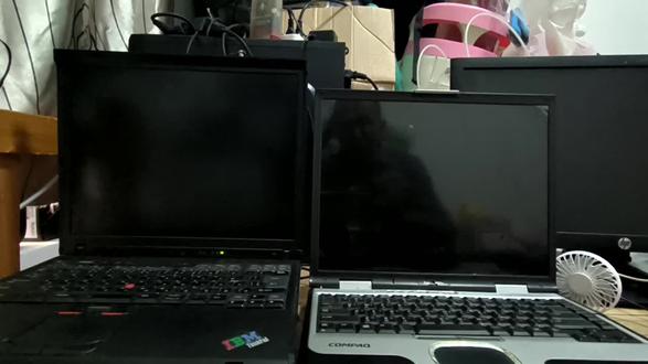 用老电脑回忆一下当年上学学的电脑输入法:五笔字型,当时为了通过考证,上课只能拼命的敲敲敲键盘。#五笔字型 #DOS #windows#回忆
五笔字型是一种按汉字字形输入的输入法,它先将汉字的基本笔画归为横、竖、撇、捺、折五种,再把由这些笔画组成的常见部件(字根)分布在除Z键外的25个字母键上,输入时只需按规则将汉字拆成字根,最多取四码对应按键输入即可,其核心优势是重码少、输入快,记牢字根键位和拆分逻辑就能熟练使用。
随着时代的发展,2025年五笔输入法的使用率已大幅萎缩,主流数据显示其用户占比仅约3%。
这些用户大多是45岁以上的中老年人,核心集中在银行票据录入、出版社编辑、古籍档案整理等对输入精准度要求高的专业场景。而在18 - 25岁的年轻群体中,五笔的使用率更是低至0.5%左右,很多年轻人甚至不清楚五笔是什么。