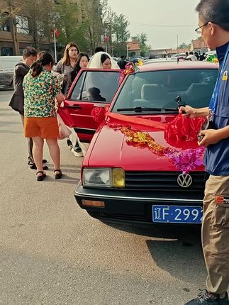 全民结婚日,不是豪车用不起,情怀更有性价比 #婚礼接亲 新婚快乐