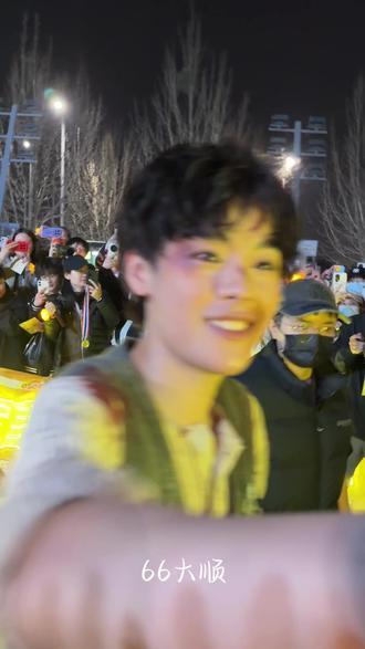 她一直是这么美好的一个人~怕我们晚上等太久,所以直接带着卡卡皮肤来见我们,君君和星辰永远在双向奔赴
#要去爱一个本身就很好的人 #我喜欢的人被很多人喜欢 @陈丽君 #枕头人12周年版 #陈丽君卡图兰