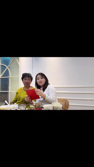 #婆媳 属于我们两个属羊人的婆媳关系
很庆幸 能成为你的儿媳,很感恩婆婆10几年如一日的辛苦付出 !我们家里最安心的靠山 ,从来都是我婆婆,把娃交给婆婆这么多年 给我们带的比我们自己带的都好 ,2个孩子离不开婆婆 有了婆婆这个靠山 我们才能毫无顾虑闯事业 她把把辛劳藏进笑容,感恩这份不求回报的付出,虽不是亲妈,但是我却感受到她把我当女儿一样的对待,婆婆用日复一日的任劳任怨,撑起了我们小家庭的半边天,带娃的疲惫从不说出口,只把最好的耐心留给孩子,这份情一辈子记在心里,有人帮衬的日子,才懂何其幸运,感谢婆婆把我们的孩子当成心头宝,默默扛起带娃的重担,让我们能安心工作、踏实生活,我们结婚13年 夫妻有磕磕绊绊 唯独和婆婆从没红过脸 虽然肉麻 但还是说一句 “你就是全天下最好的婆婆,我们永远爱你 ”!@爱做饭的老太太 生日快乐! #生日 #婆媳关系 #幸福生活 #上热搜 @抖音小助手 @DOU+小助手