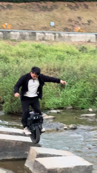 山猫s独轮车,骑上它之后你也可以像我一样蹦蹦跳跳没烦恼好!#山猫s独轮车#独轮车高手