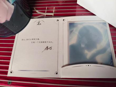 在情人节卡池的第一天,
我收到来自另一个世界的礼物。
“那么,我们以茉莉为誓,
在每一个花期都绝不失约。”
#恋与深空#恋与深空黎深 #恋与深空古风混池 #于深空见证的