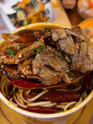 不用去湖北也能吃到正宗的襄阳牛肉面啦!面贼劲道,完全不是冲泡的质感!#无限回购的宝藏单品 #牛诸葛襄阳牛肉面