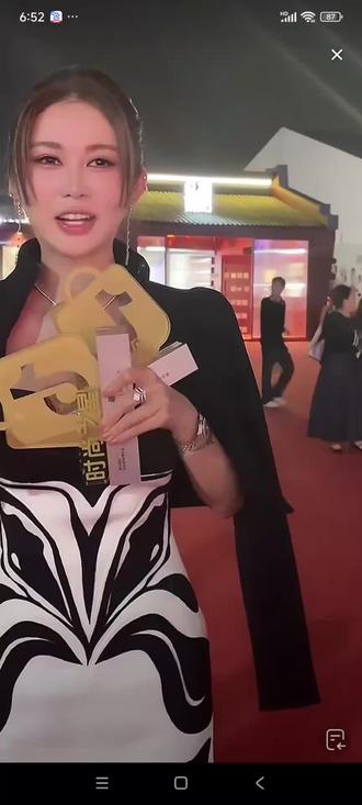 恭喜公主,获奖后的感言一起分享@👑盈公主👑19号上午8点大上新❤️ @纳迪尔