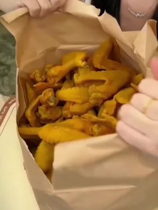 广东人太会吃了,这个盐焗鸡翅开袋即食,咸香咸香的,越吃越好吃#超好吃 #盐焗鸡翅 #好吃到停不下来 #追剧小零食 @DOU+上热门