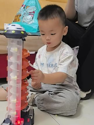 儿童汽车大楼玩具融合太空轨道与停车场设计滑道循环闯关,趣味无穷,适合男孩女孩,激发想象力与创造。精美外观,安全材质,让孩子在玩耍中探索#益智玩具 #专注力培养 #亲子互动