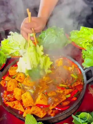 天冷了,贵州毕节的这个特色豆豉火锅,应该不会还有人没吃过吧,也叫地摊火锅,真的很好吃,汤汁拌饭简直是太好吃了#贵州特色美食 #贵州dou知道 #家乡的味道