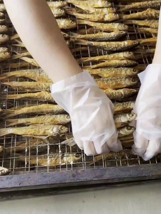 湖南正宗火焙鱼,柴火慢慢烤干的,米糠烟熏的很香,干净去了内脏 #柴火鱼 #湖南火焙鱼 #农村美食 #家乡特产