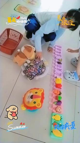 姐姐弟弟给小动物做雪糕#小朋友的快乐就是如此简单 #小朋友眼中的大世界 #开心玩耍的小朋友 #爸爸妈妈的小宝贝 #开心玩耍快乐成长