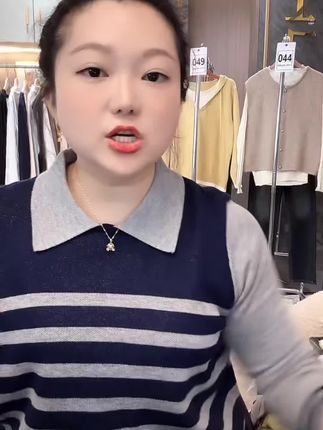 【大码】【青春手稿】翻领设计减龄长袖条纹上衣韩版休闲针织时尚7309#小众时尚 #新款上衣 #秋冬穿搭 #大码胖mm搭配 #今日穿搭ootd