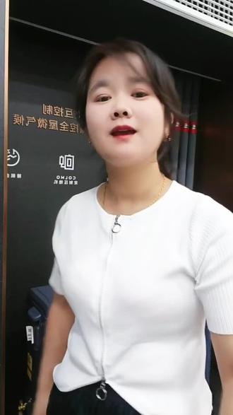 还在为挑空调发愁的朋友,看过来!COLMO第二代75风管机,真的巨巨巨好用💯
制冷量高达7500W ,制热量9700W,制冷制热效果超给力。就算客厅再大,它也能迅速让室内达到舒适温度。而且它搭载美芝定制24CC大排量双转子变频压缩机,运行稳定又高效,能效比还高达4.18 ,开一整天也不费电,省钱又环保。
我最满意的是它的智能设计。AI智慧屏4英寸,支持触摸和语音控制,躺在沙发上追剧,喊一声就能调节温度,超级方便。它还有智能睡眠管家,能根据睡眠曲线自动调温,这贴心程度直接拉满,一整个爱上了。
运行时也很安静,室内机最低26分贝,完全不打扰日常活动。湿度传感器的加入,让它实现温湿双控,梅雨季家里也不会黏腻。自清洁功能也很实用,内机高温智清洁,外机反转除尘,再也不用花钱请人清洗空调了,简直是懒人福音。
最近有选购空调计划的宝子,闭眼入不亏!#colmo #colmo中央空调 #上热门🔥 #湘东家居COLMO智感体验馆