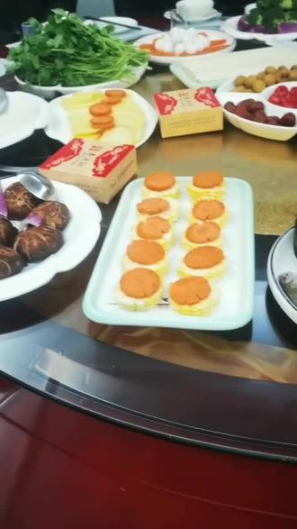 - 谨和五味皇帝汤:这是一款国家级非物质文化遗产药膳汤,相传北宋末年,御医远陵村为被金兵俘虏的宋徽宗、宋钦宗调配此汤,用以调理身体。它选取二十八味名贵中草药,具有调理脾胃、补肝益肺等功效,#满汉全席 仙桃走起,