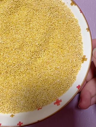 金黄小米,颗粒饱满。源自阳光充足的田野,经细心耕种、自然晾晒。煮粥浓稠,米香纯粹;焖饭软糯,口感温润。简单烹饪,便是寻常日子里的朴实滋味。一碗热乎小米食,搭配咸菜或小菜,都是踏实的满足。家中常备,随取随做,给餐桌添份简单暖意。#黄小米#粗粮 #好吃到爆 #超便宜超划算  #好物推荐🔥