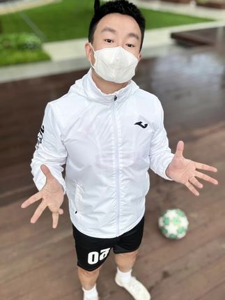 楼下超市的姐姐说:小伙你这衣服真好看#足球 #风雨衣 #真实生活分享计划 #关于小熊 #joma