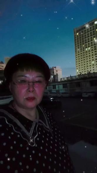 今天是阳历2026年的4月30日。我之前心心念念的我家后院靠山边带门🚪的护栏今天下午终于安装好了。请了一个专业安装师傅。我老公忙小工。花费了一千多元钱。晚上我们把晴天在房子南边充电的太阳能能。放在后院照明。可以给自己家和该栋楼上回家的业主照明。楼上楼下的邻居叶是修来的一种缘分。二好隔一好。抬头不见低头见。邻里之间没有必要把关系搞的剑拔弩张的。我们作为一楼的业主。楼梯道的灯。我们十堰市茅箭区二堰街办三堰社区及十堰市人民派出所。给我们这栋楼安装的电子监控设备的电由我们家支出。
目前我们一楼的业主认为自己家的安全基本上是有保障的了。在此,我由衷地恳请十堰市茅箭区二堰街办综合执法中心的领导。就不要再下黑手,来强拆我们这个防护门了。老百姓安居乐业的前提是居住环境要安全。人身及财产要安全。我们会感恩感谢共产党领导大中国🇨🇳的。