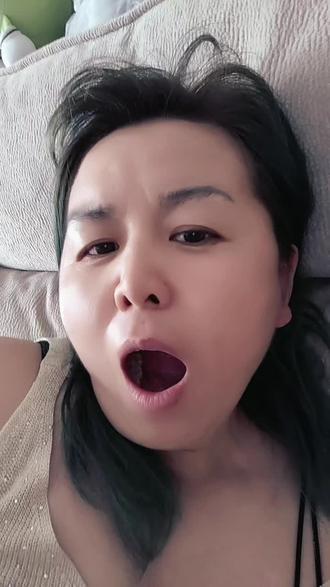保佑今晚垃圾桶里面多扔点珠宝和现金。