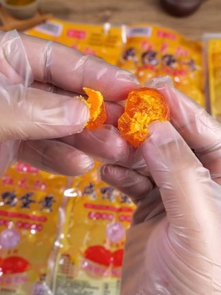 中秋做月饼,快来看这款咸蛋黄,颗颗流油,好吃到根本停不下来! #咸蛋黄 #月饼制作 #莲蓉蛋黄月饼