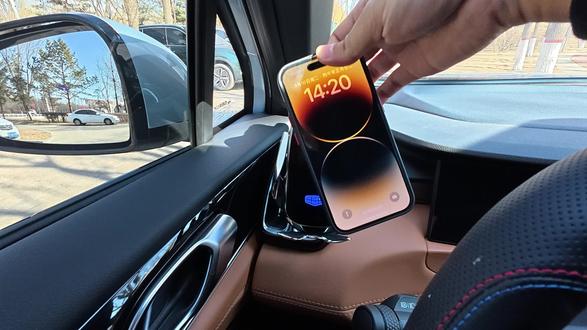 专为博越l屏幕设计的电动感应手机支架,开车看导航更安心,还支持手机无线充电,使用起来特别方便 #吉利 #博越l #博越 #博越l手机支架 #车载支架