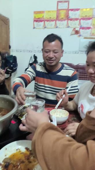 谁懂啊!一顿饭硬是吃出了“联合国大会”的感觉觥筹交错间,我仿佛听见了各国语言的交响曲 旁边的大哥,举杯的姿势帅得像在指挥乐队 🎺 而我,只能默默干饭,生怕抢了这场“国际会议”的风头 ! #酸梅沟