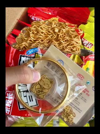 箱箱有,真的有!哈哈哈哈哈!余校长你真配享太庙有消费者吃干脆面硌掉了牙齿!老板急疯了,立马决定拿出1000万换成等价值黄金回馈所消费者!现在买干脆面每一箱都有黄金!冲冲冲!#余校长干脆面赔了1000万 #干脆面 #箱箱塞黄金 #惊喜 #吃了还想吃