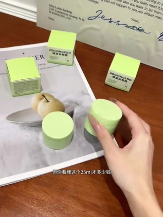 姐妹们,给你们分享一个摇滚动物园他们家这个超好用的卸妆膏!我最近出去玩都是带的这个,它是这种慕斯质地的,软软糯糯的,而且味道特别好闻,是那种淡淡的牛油果清香。上脸之后呢,一秒乳化,淡妆浓妆都能轻松卸掉,卸完皮肤干干净净不紧绷,真的太爱了!@DOU+小助手 @DOU+好生意