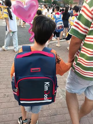 小小的身影,大大的书包,接下来要正式成为一年级的小学生啦!愿你遇良师,择佳友,快乐学习,开心成长。#开学第一课 #新生