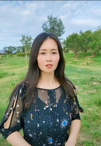 第17集 古诗文 《望洞庭》
刘禹锡被贬朗州,也就是现在的湖南常德,著名的洞庭湖位于常德附近。刘禹锡游览洞庭湖作《望洞庭》:湖光秋月两相和,潭面无风镜未磨。遥望洞庭山水翠,白银盘里一青螺。刘禹锡以清新明快的笔触勾勒出洞庭湖在秋夜月光下的静谧之美——湖面如镜、山水相映,宛如一幅淡雅的水墨画。虽然他当时被贬朗州,但诗中没有流露贬谪的愁苦,反而以平和的视角捕捉自然之美,既体现了他对生活的热爱,也暗含着在逆境中依然能发现美的豁达心境。
刘禹锡的《望洞庭》如同一盏明灯,照亮了我们面对逆境的方向。人生之路,难免会遭遇挫折困难,但我们要不被困境桎梏,在艰难中中依然葆有发现美的眼睛,热爱生活的初心,心怀诗意与希望,依然能望见如洞庭湖般辽阔而美好的风景,在沉浮中寻得内心的宁静与丰盈 。