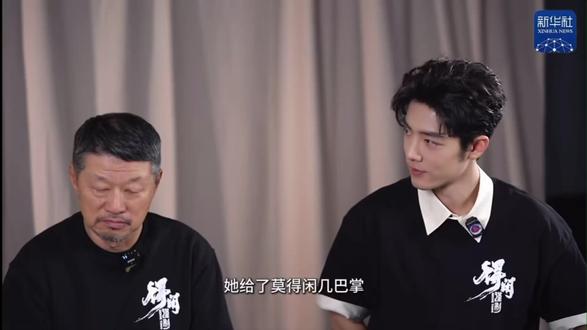 问:“得闲到底被夏橙扇了几个巴掌”答案来了,剧本里就是一个巴掌,四个巴掌是剪辑师许宏宇干的,看他们三个那样,估计也是刷到网友的评论了笑死我了,给肖战搞不好意思了,头都不敢抬了hhh#得闲谨制#名场面 #专访 #兰晓龙#孔笙#肖战