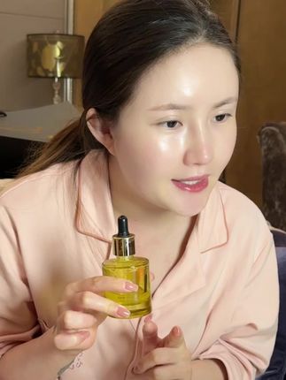 生完宝宝,皮肤干燥粗糙,暗沉毛孔粗大的,我们一定要用精油养肤,不然我们就会特别显老,精油养出来的肌肤是透亮细腻,而且没有纹纹路路的,非常幼态#精华油 #精华油推荐 #以油养肤