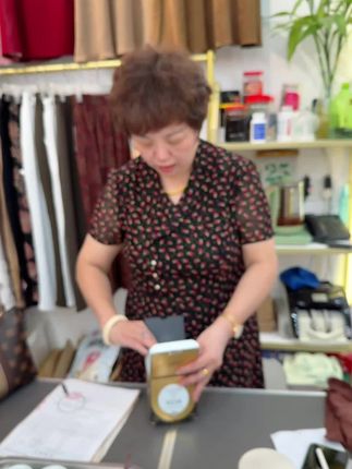 平常不喜欢化妆的姐妹,可以试试看这个贵妇素颜霜,只需轻轻一抹,不化妆照样可以拥有奶油肌,遮瑕提亮肤色不假白。#素颜霜 #贵妇膏 #素颜贵妇膏