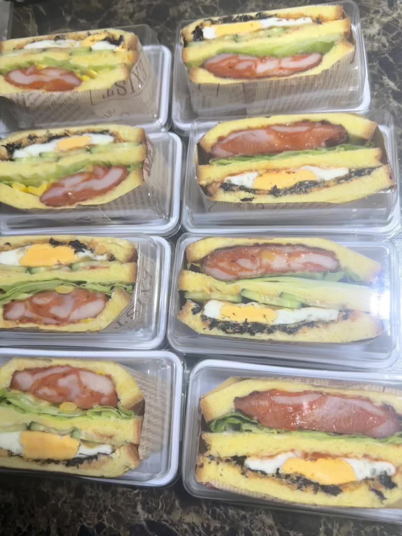制作三明治 自己做的三明治,干净又卫生特别的好吃,有喜欢想做的下方小黄车