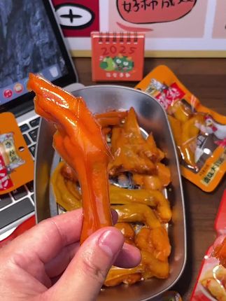 晚上追剧、下酒的快乐都被香之派多味四绝承包了,里面有鸭掌、鸡爪、鸡翅尖、鸡脚筋四种卤味,越嚼越香,太过瘾了!#零食推荐 #追剧小零食 #美食 #卤味 #解馋