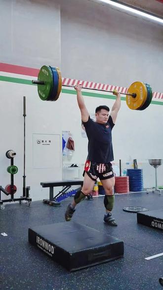 小猛的减脂期最后一天举重,状态稍许低迷#举重 @修斗搏击俱乐部 @津涛搏击俱乐部 @小徐阿